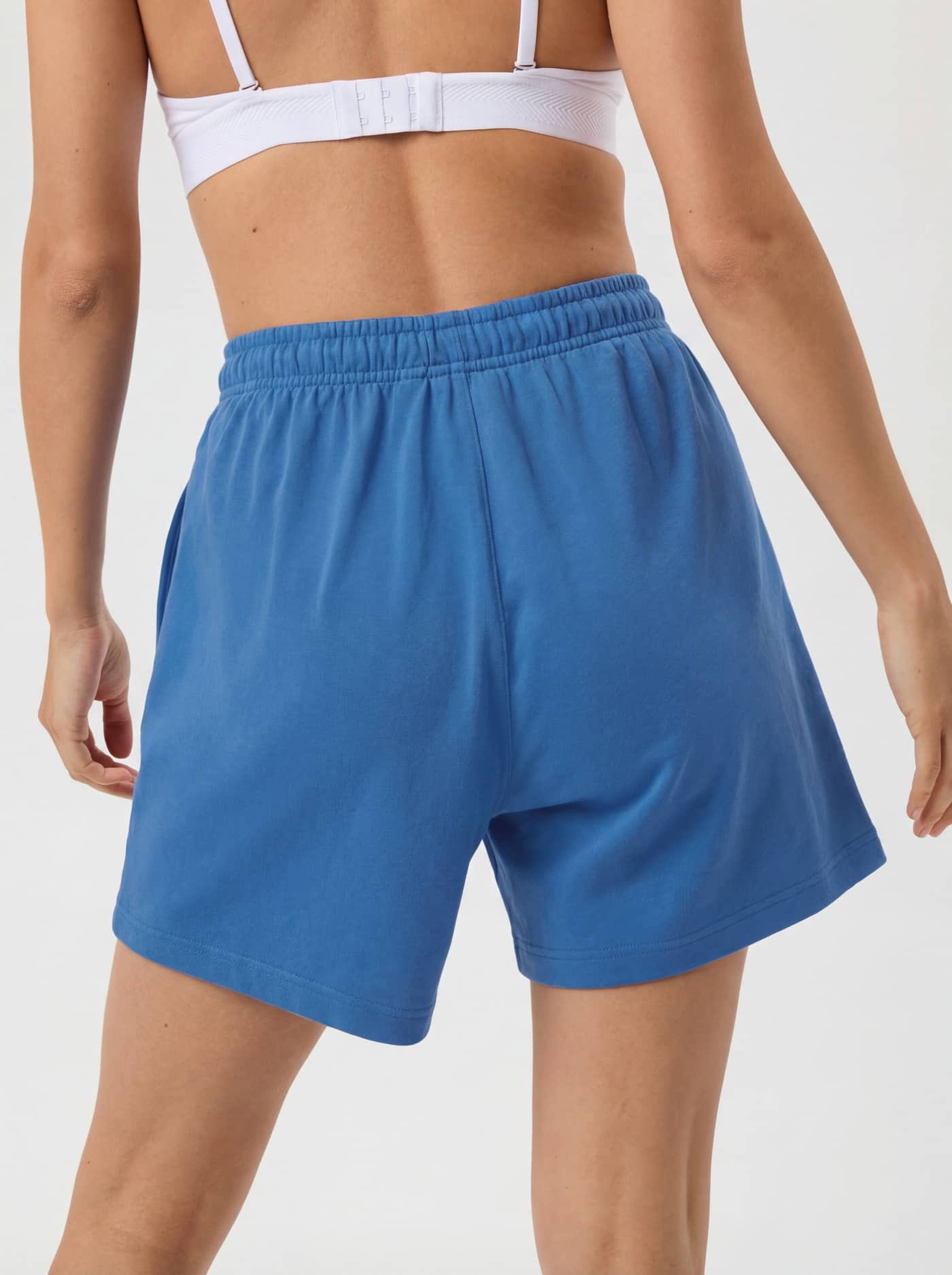 Studio Jersey Shorts in Palace Blue (Blauw) van katoen met een comfortabele pasvorm, getoond in achteraanzicht. - Image 3