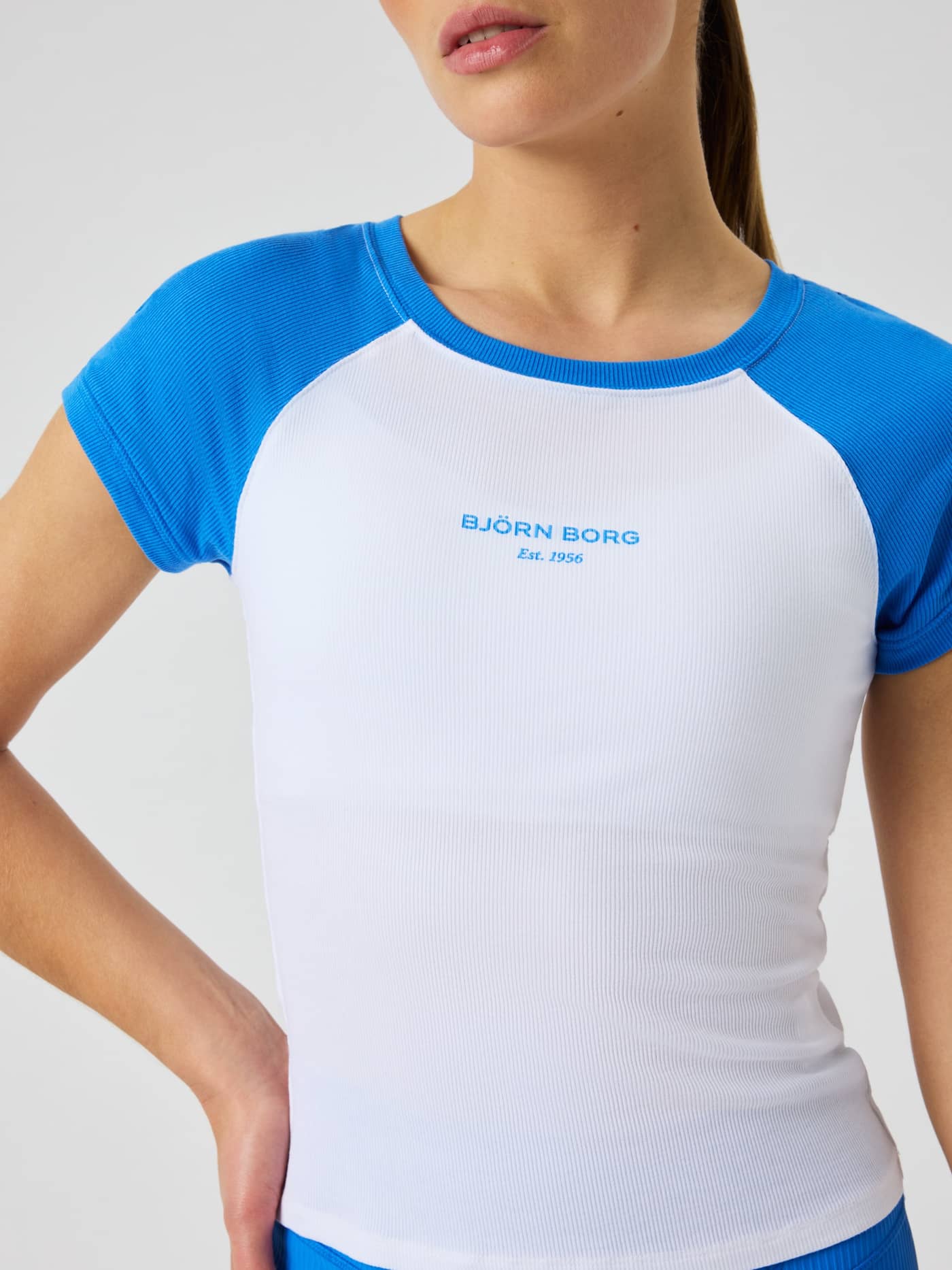 Vue de face d'une femme en Studio Ringer T-Shirt Palace Blue (Bleu) côtelé avec logo Björn Borg bleu et style tennis. - Image 6