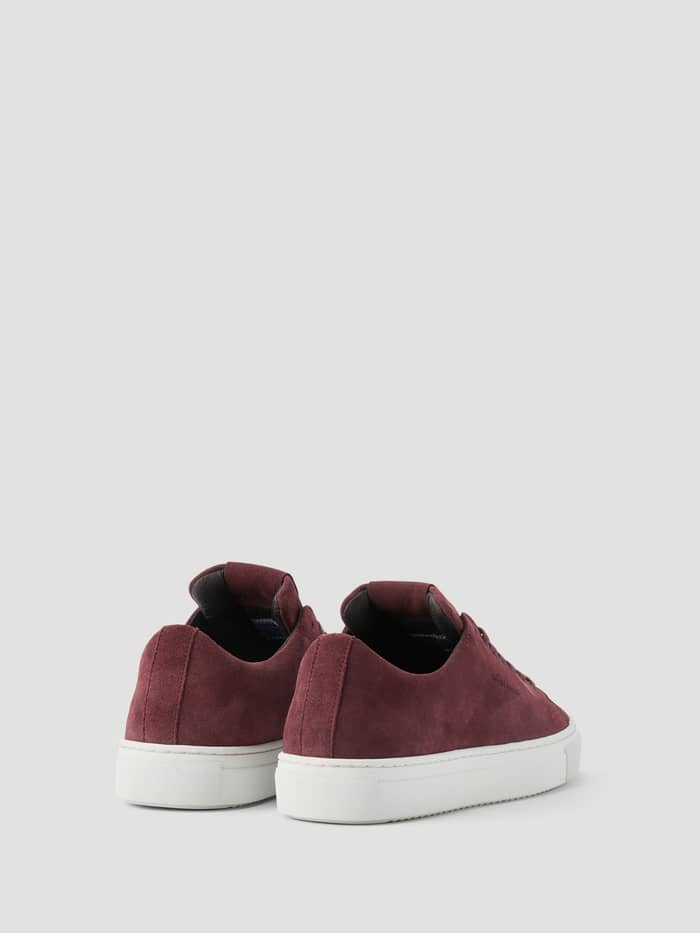 Men's Classic Suede Sneakers i Rød set bagfra i eksklusivt ruskind med et tennisinspireret look. - Image 3