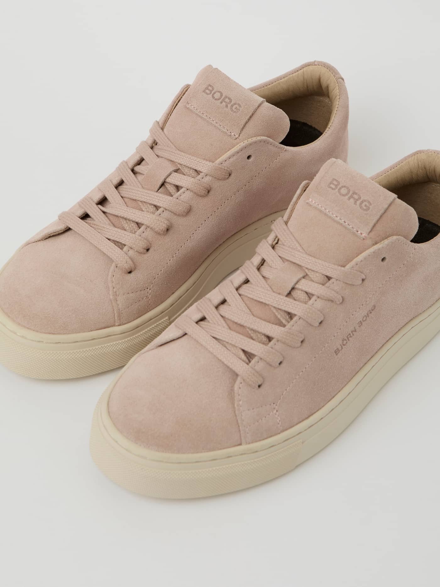 Rosa Women's Classic Suede Sneakers i mjuk mocka med en tennisinspirerad look och ton-i-ton-logotyper. - Image 2