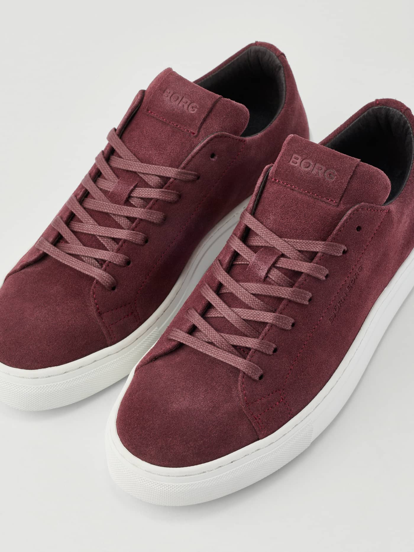 Men's Classic Suede Sneakers i röd premiummocka med tennisinspirerad design och en stilren vit sula. - Image 4