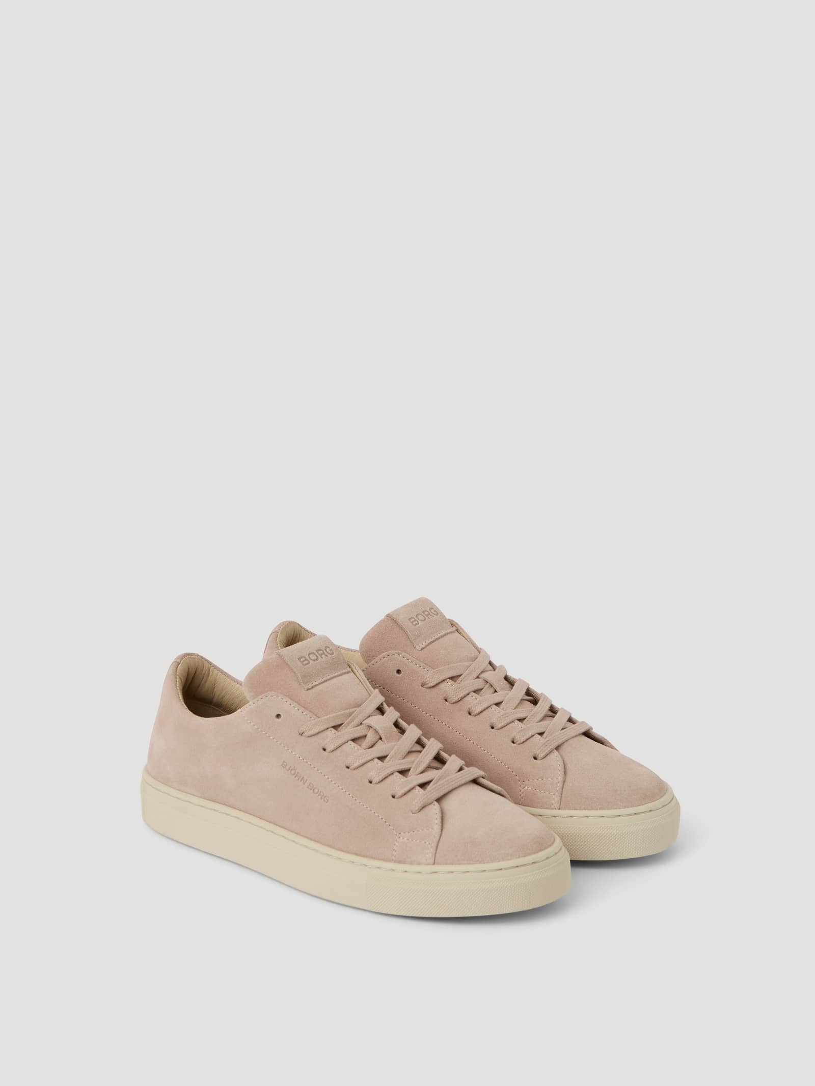 Women's Classic Suede Sneakers i rosa semsket skinn med et tennisinspirert design, sett skrått forfra. - Image 1