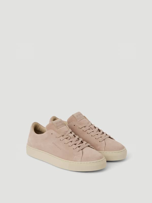 Vue de trois-quarts des Women's Classic Suede Sneakers Rose en daim de qualité supérieure au design inspiré du tennis.