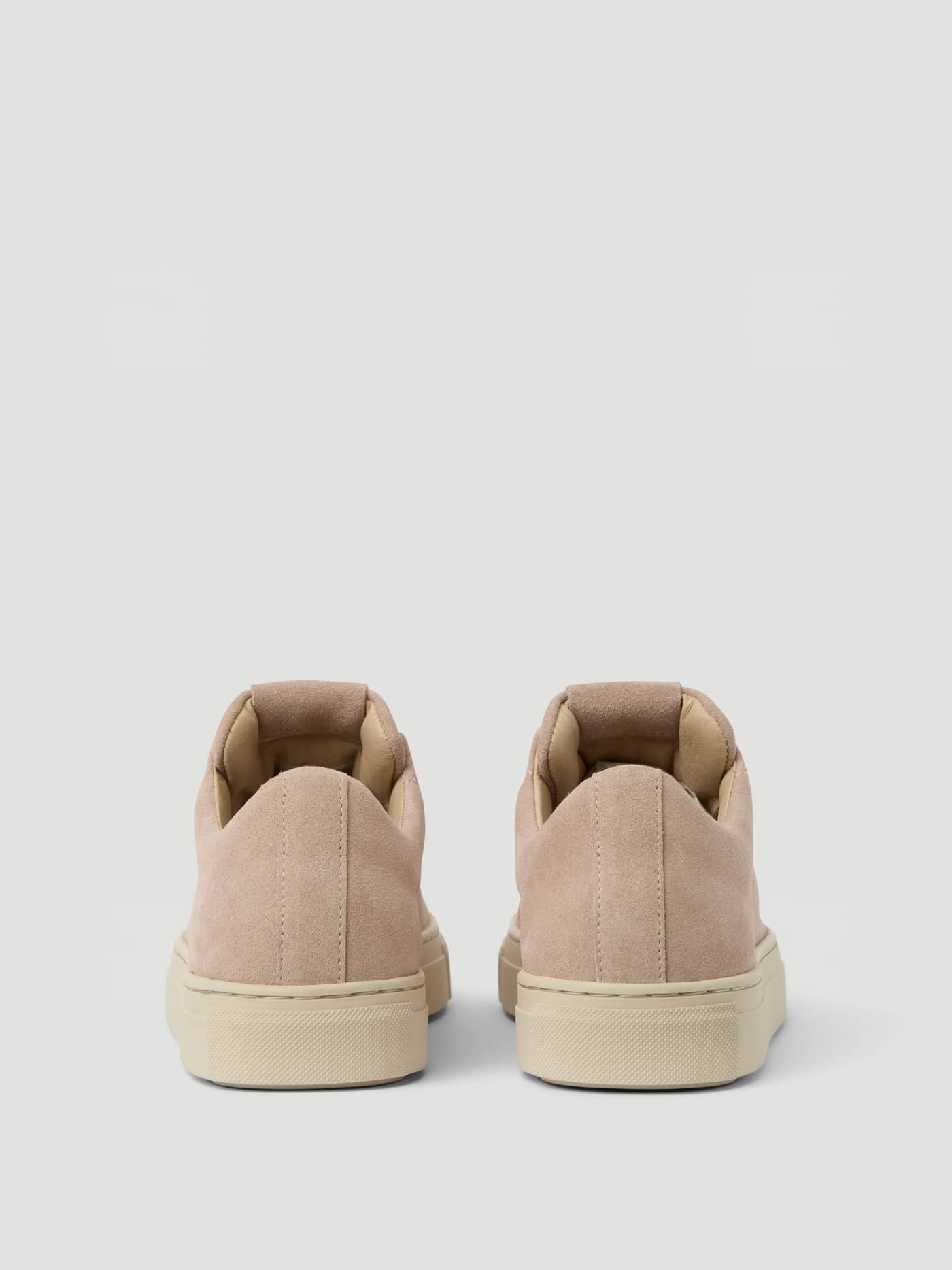 Baksidan av rosa Women's Classic Suede Sneakers med tennisinspirerad stil och premium passform. - Image 3