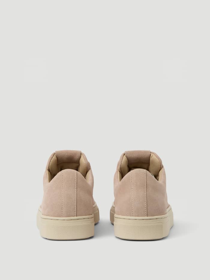 Rückansicht der Björn Borg Women's Classic Suede Sneakers in Pink aus Wildleder mit Tennis-Stil und optimaler Passform. - Image 3
