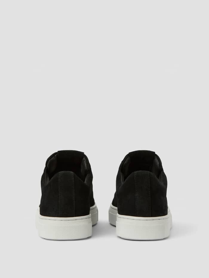 Women's Classic Suede Sneakers i Black (Sort) set bagfra med premium ruskind, tennis-stil og en feminin pasform. - Image 3