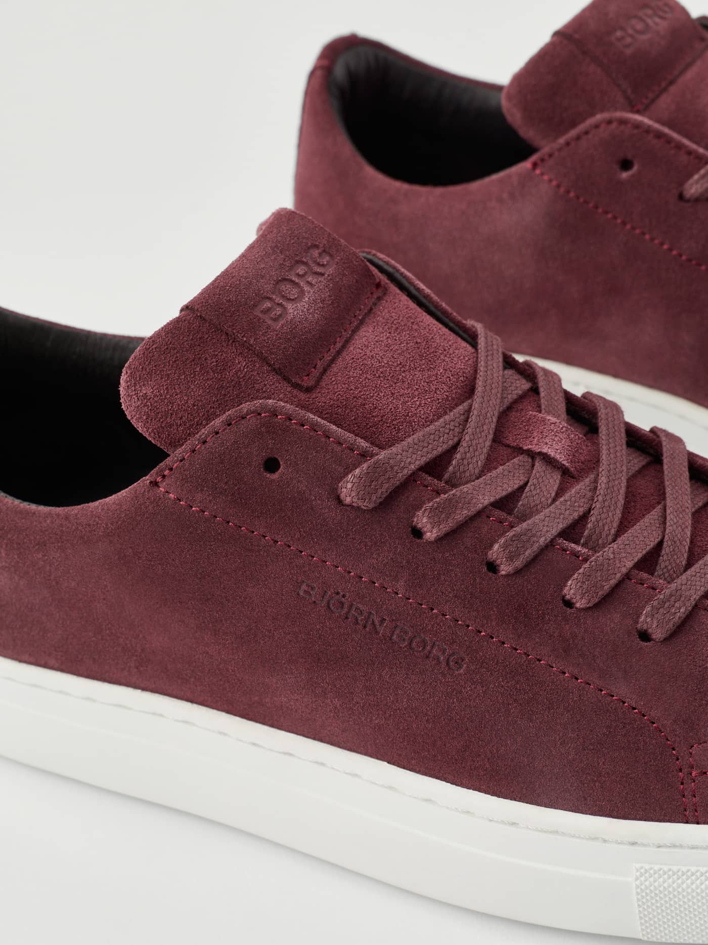 Men's Classic Suede Sneakers i Röd premium mocka med präglad logotyp och tennisinspirerad siluett. - Image 5
