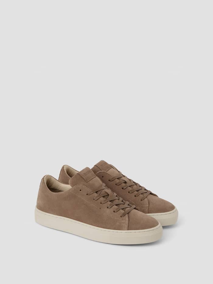Seitenansicht der Women's Classic Suede Sneakers in Braun aus Wildleder mit Tennis-inspiriertem Design für Damen.