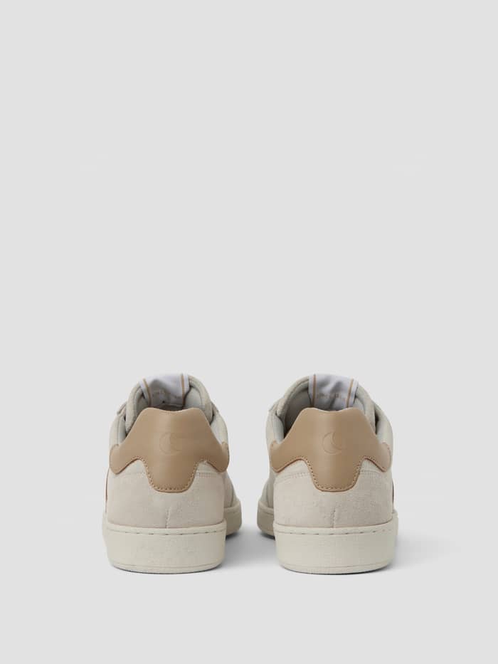 Achteraanzicht van de tennis-geïnspireerde Women's Grace Leather Sneakers in Wit en Beige van 100% echt leer. - Image 3