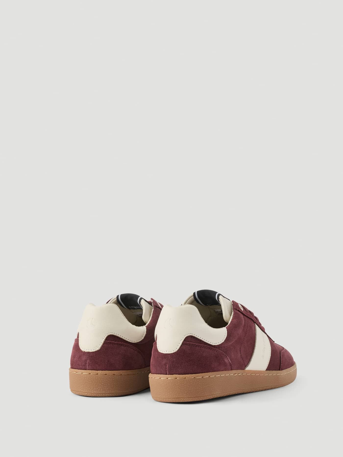 Achteraanzicht van de Women's Grace Leather Sneakers in rood en wit leer met een premium tennis-geïnspireerd design. - Image 3