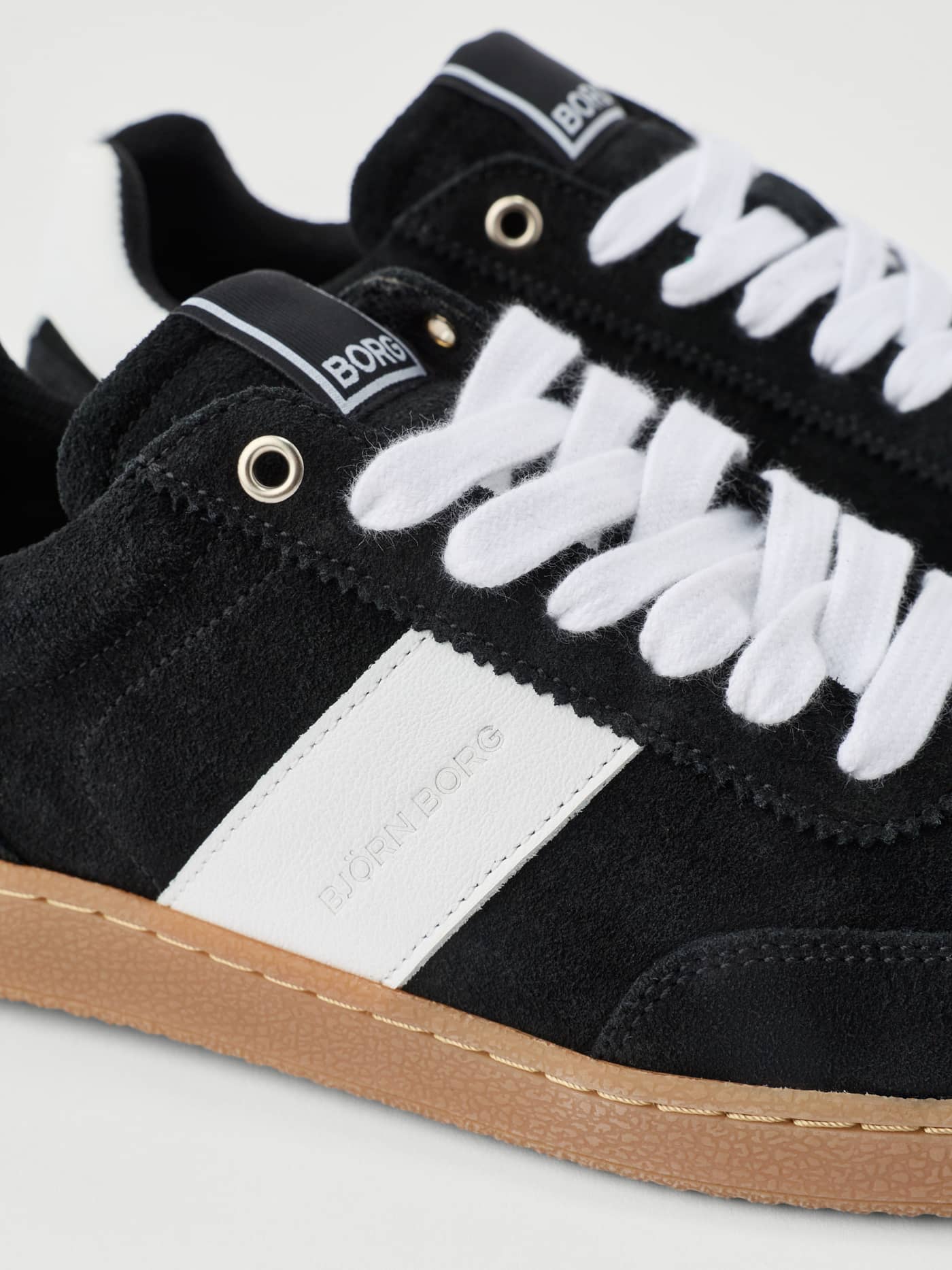 Women's Grace Leather Sneakers in Zwart en Wit met tennis-geïnspireerde suède finish en witte logostreep. - Image 4