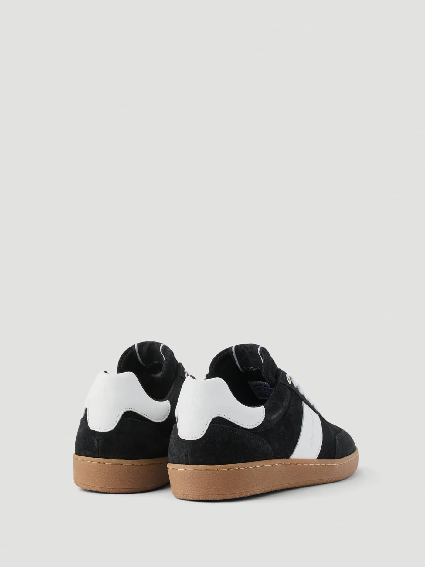 Achteraanzicht van de Women's Grace Leather Sneakers in Black (Zwart) en White (Wit), tennissneakers van leer met wit logo. - Image 3