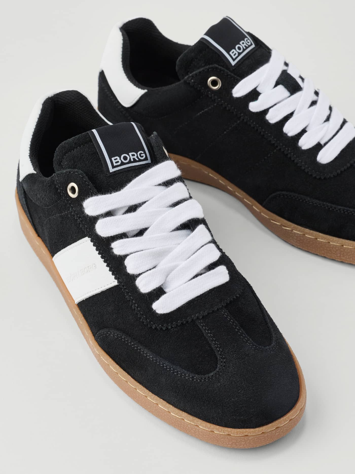 Women's Grace Leather Sneakers in zwart en wit leer met een tennis-geïnspireerd design en gumzolen. - Image 5