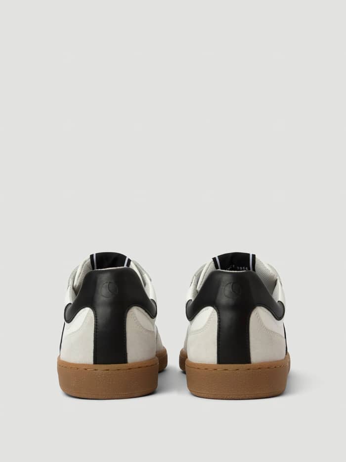 Achteraanzicht van Men's Legacy Leather Sneakers van wit en zwart leer, een mix van tennisstijl en sportieve functie. - Image 3