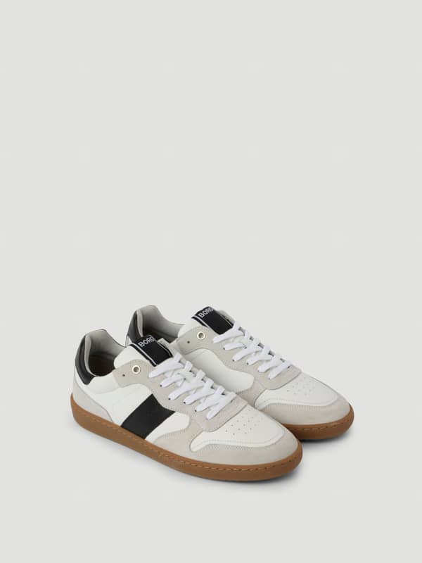 Men's Legacy Leather Sneakers blanc et noir en cuir au design tennis fonctionnel avec logo blanc.
