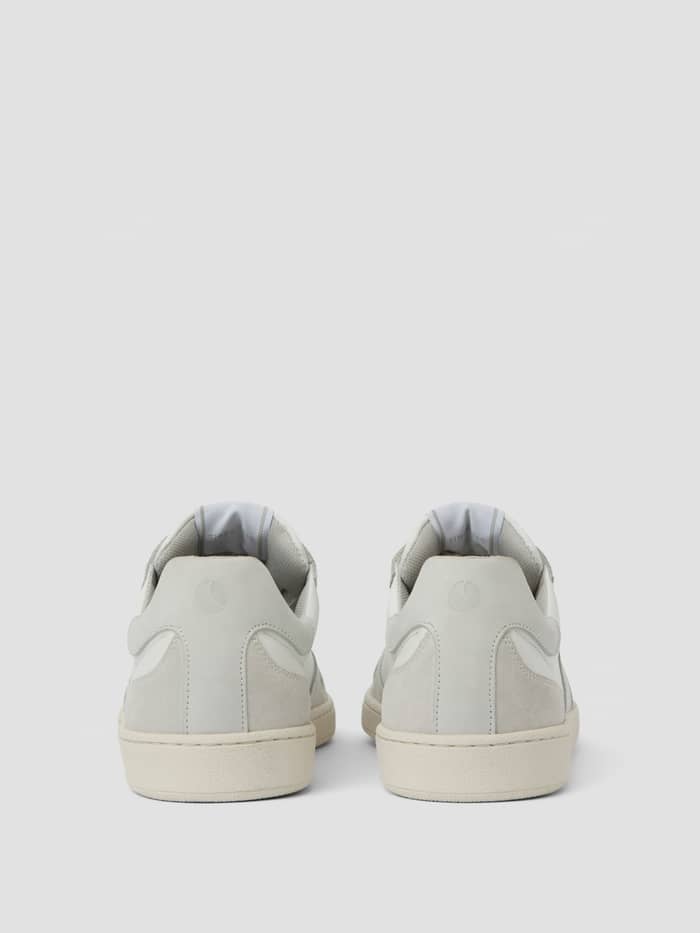 Witte Men's Legacy Leather Sneakers van hoogwaardig leer met een tennis-stijl, getoond in achteraanzicht. - Image 3
