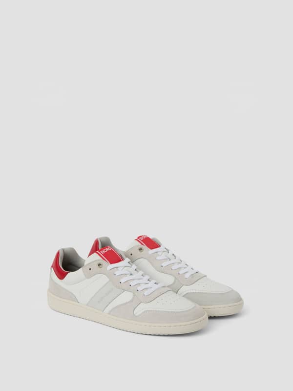 Men's Legacy Leather Sneakers blanc et rouge en cuir, vue de trois-quarts au style tennis avec logo blanc.