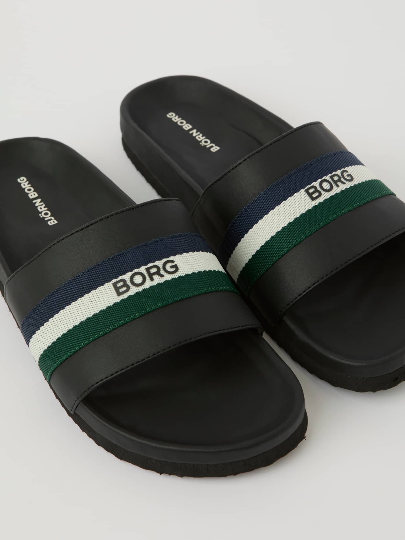 Svarta Unisex Heritage Slides i slitstark TPU med marinblå, vita och gröna ränder samt en svart BORG-logotyp. - Image 2