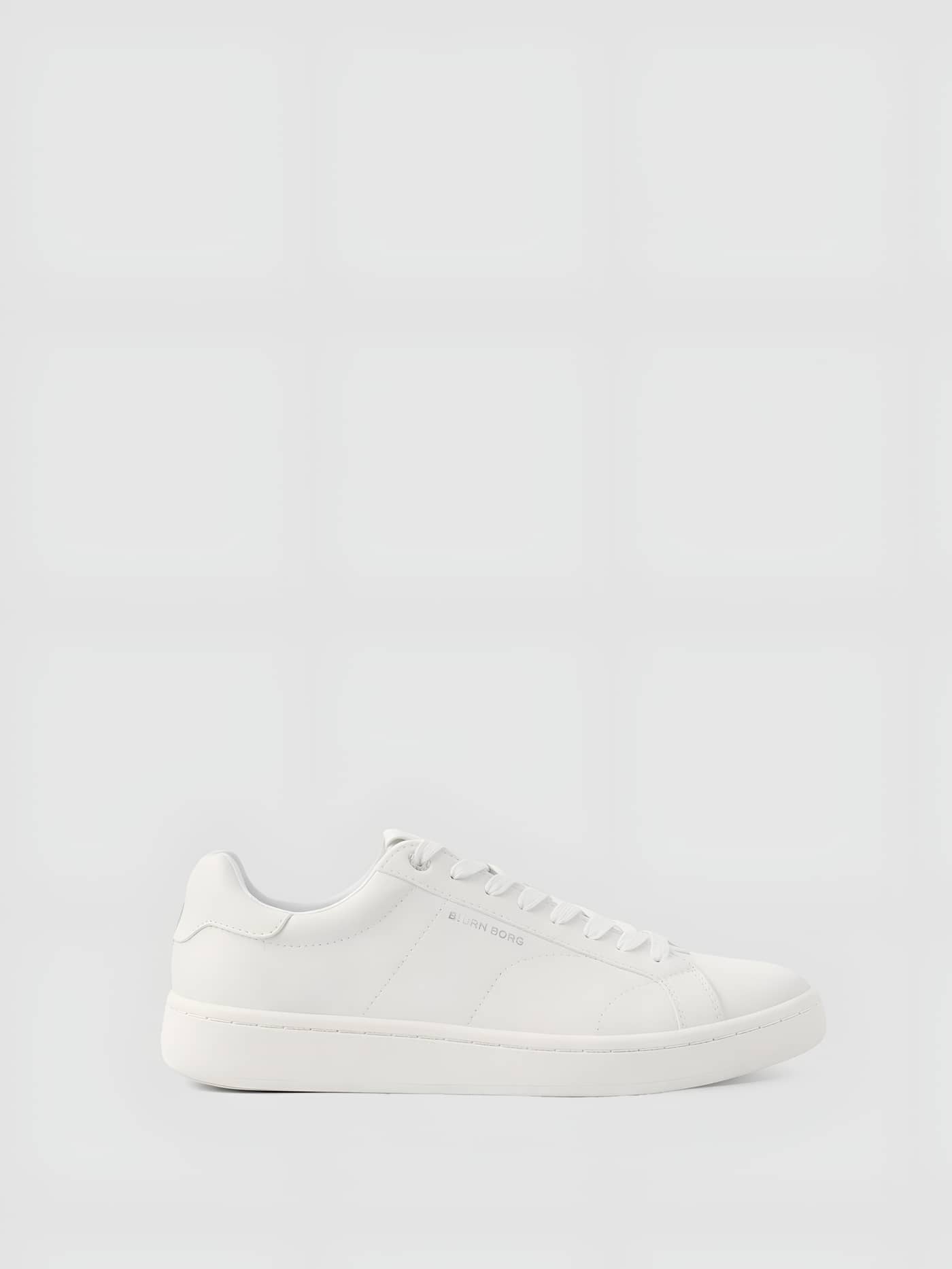 Vita Unisex Deuce Sneakers sedda från sidan i slitstarkt syntetläder med en tennisinspirerad design. - Image 1