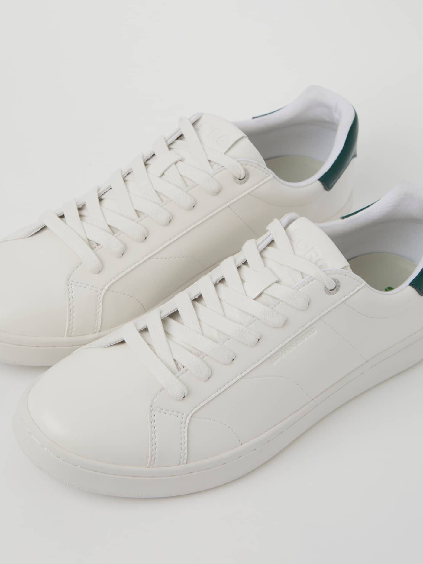 Top view of the white Unisex Deuce Sneakers in synthetic leather, featuring a tennis-inspired design with green accents. - Image 2
