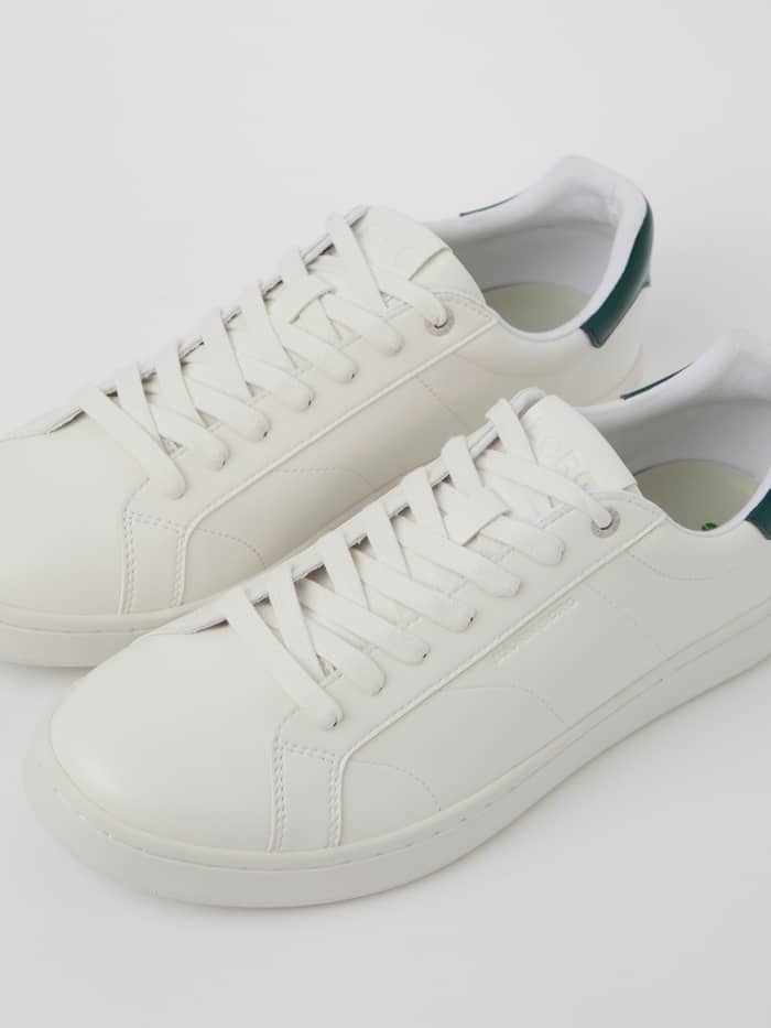 Witte Unisex Deuce Sneakers van synthetisch leer met groene accenten en een tennis-design in bovenaanzicht. - Image 2