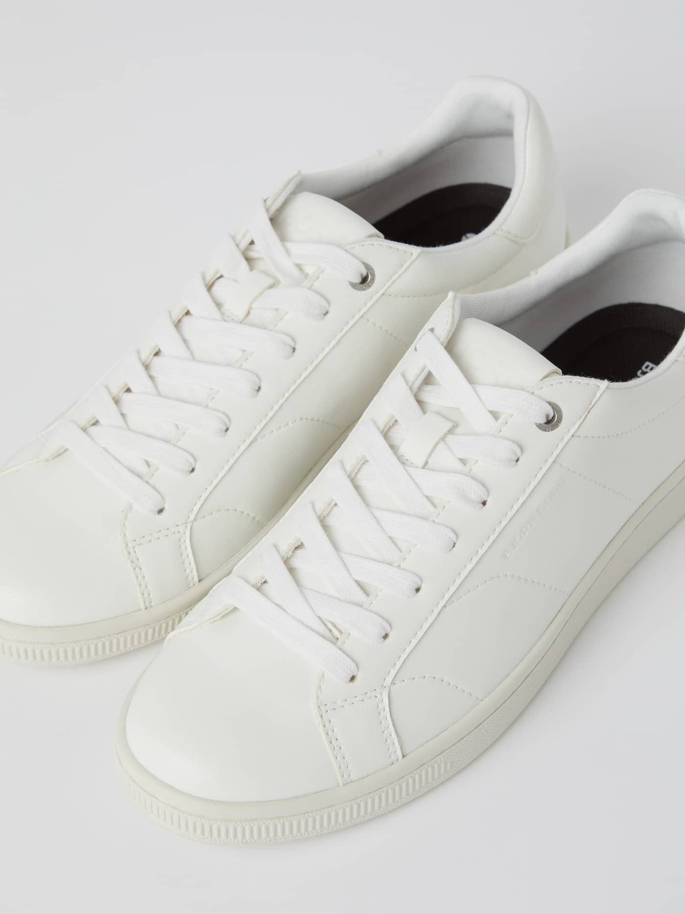 Top view of the white Unisex Deuce Sneakers in synthetic leather, featuring a timeless tennis-inspired design. - Image 3