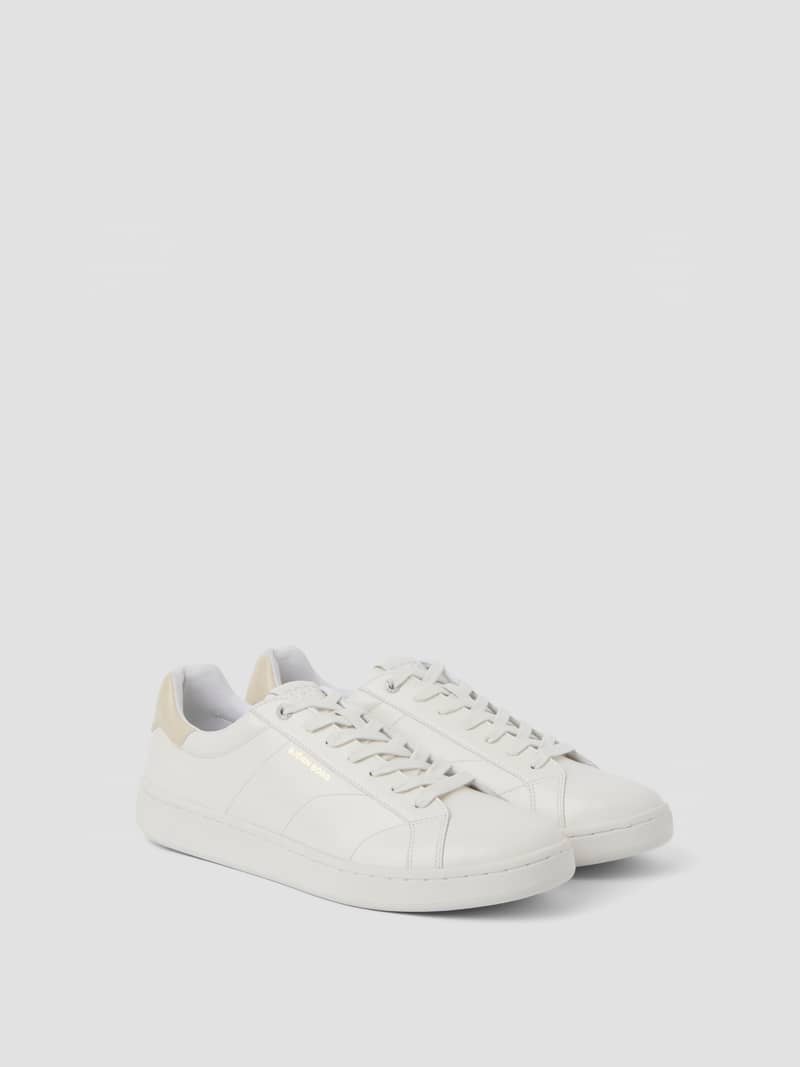 Unisex Deuce Sneakers in Wit van synthetisch leer met een tennis-geïnspireerd design en zandkleurig logo en hiel.