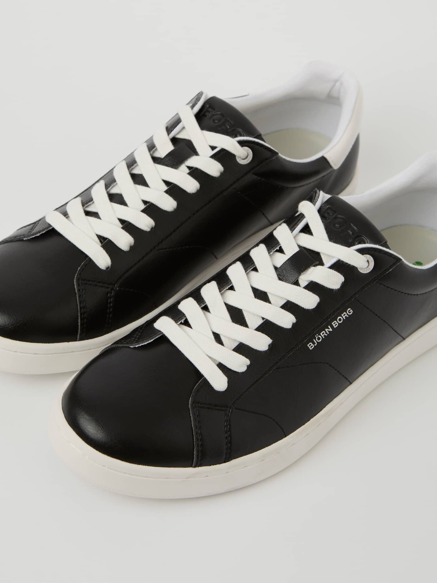 Unisex Deuce Sneakers in Schwarz aus Kunstleder für Tennis mit weißen Schnürsenkeln und weißem Logo. - Image 2
