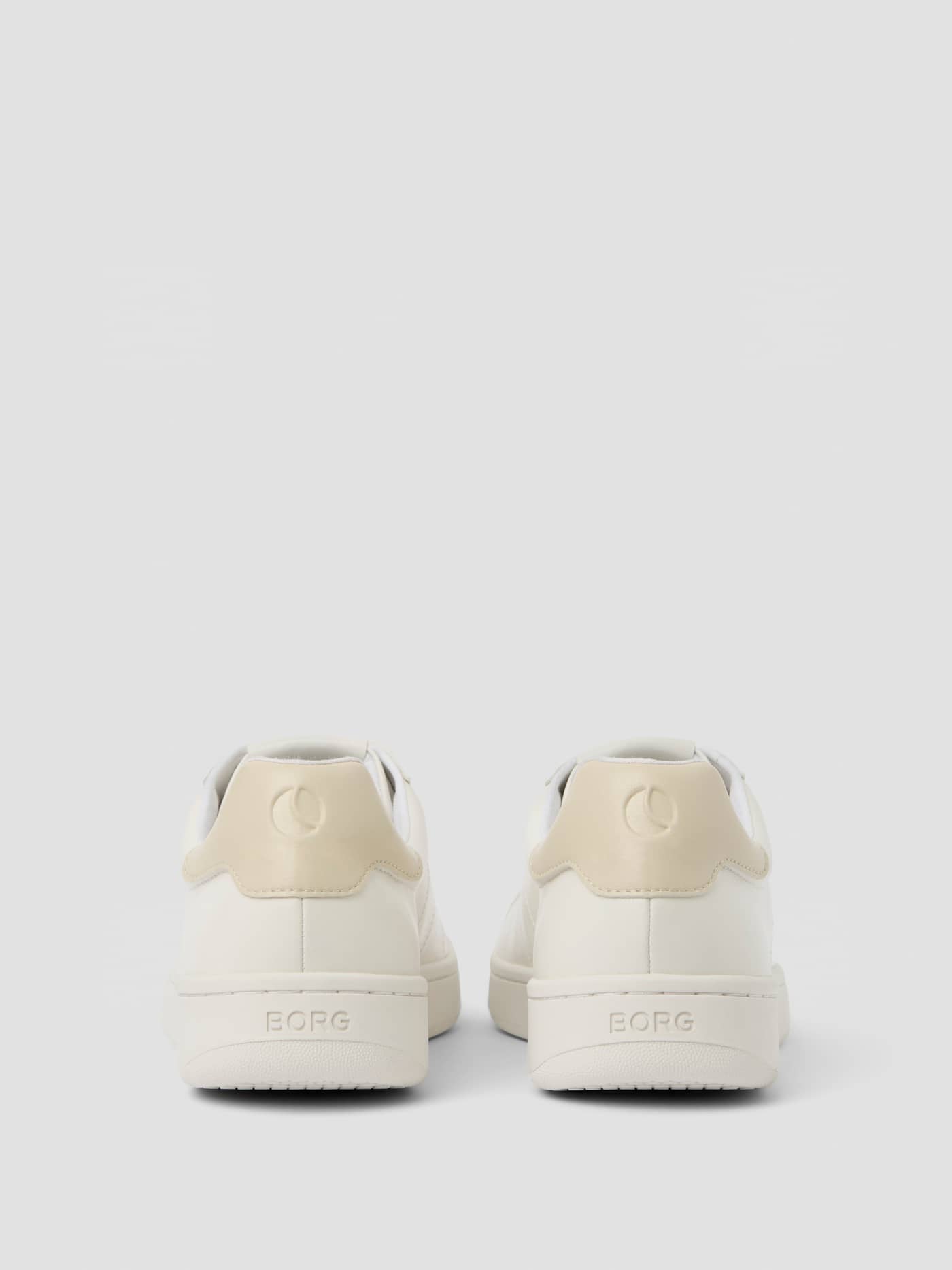 Unisex Deuce Sneakers i hvid set bagfra, tennisinspirerede sko i syntetisk læder med sanddetaljer og logo på hælen. - Image 3