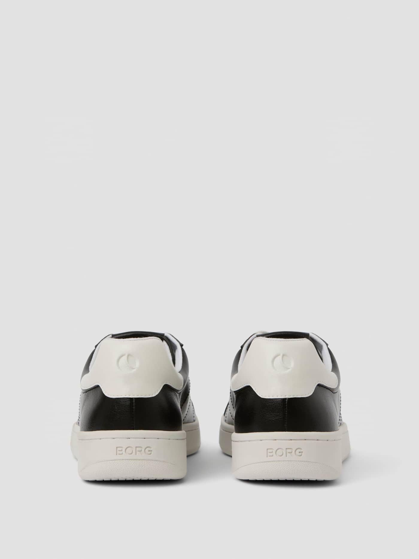 Rückansicht der Unisex Deuce Sneakers in Schwarz mit weißen Fersendetails und Logo-Akzenten für Tennis. - Image 3