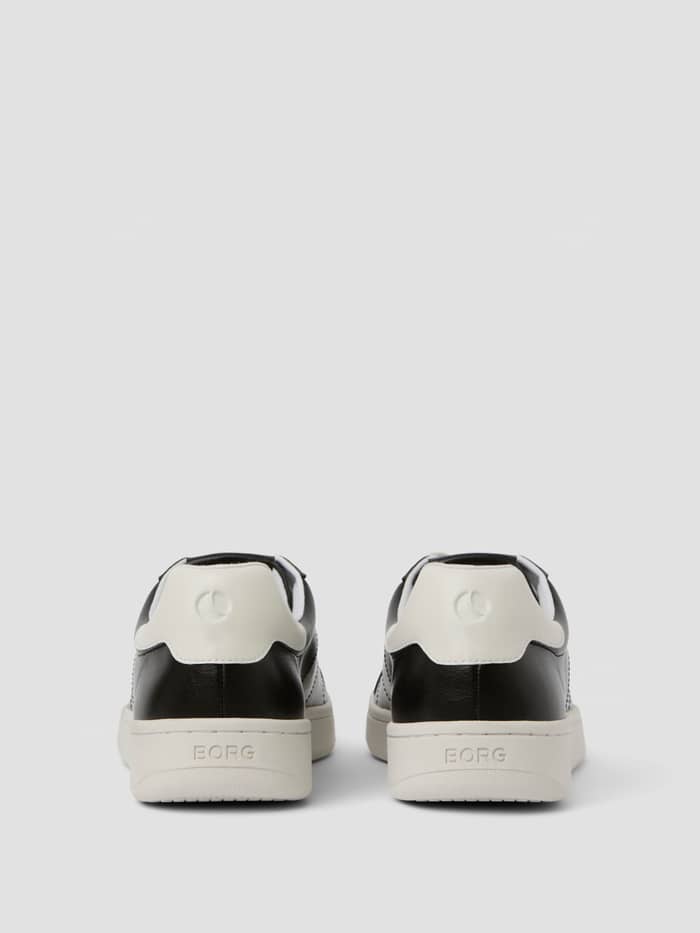 Zwarte Unisex Deuce Sneakers met witte hiel en logo-accenten in tennisstijl, achteraanzicht. - Image 3