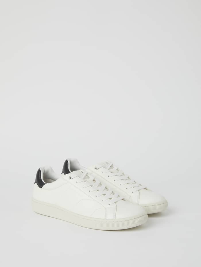 Unisex Deuce Sneakers in wit van synthetisch leer met een tennis-geïnspireerd ontwerp in zijaanzicht.