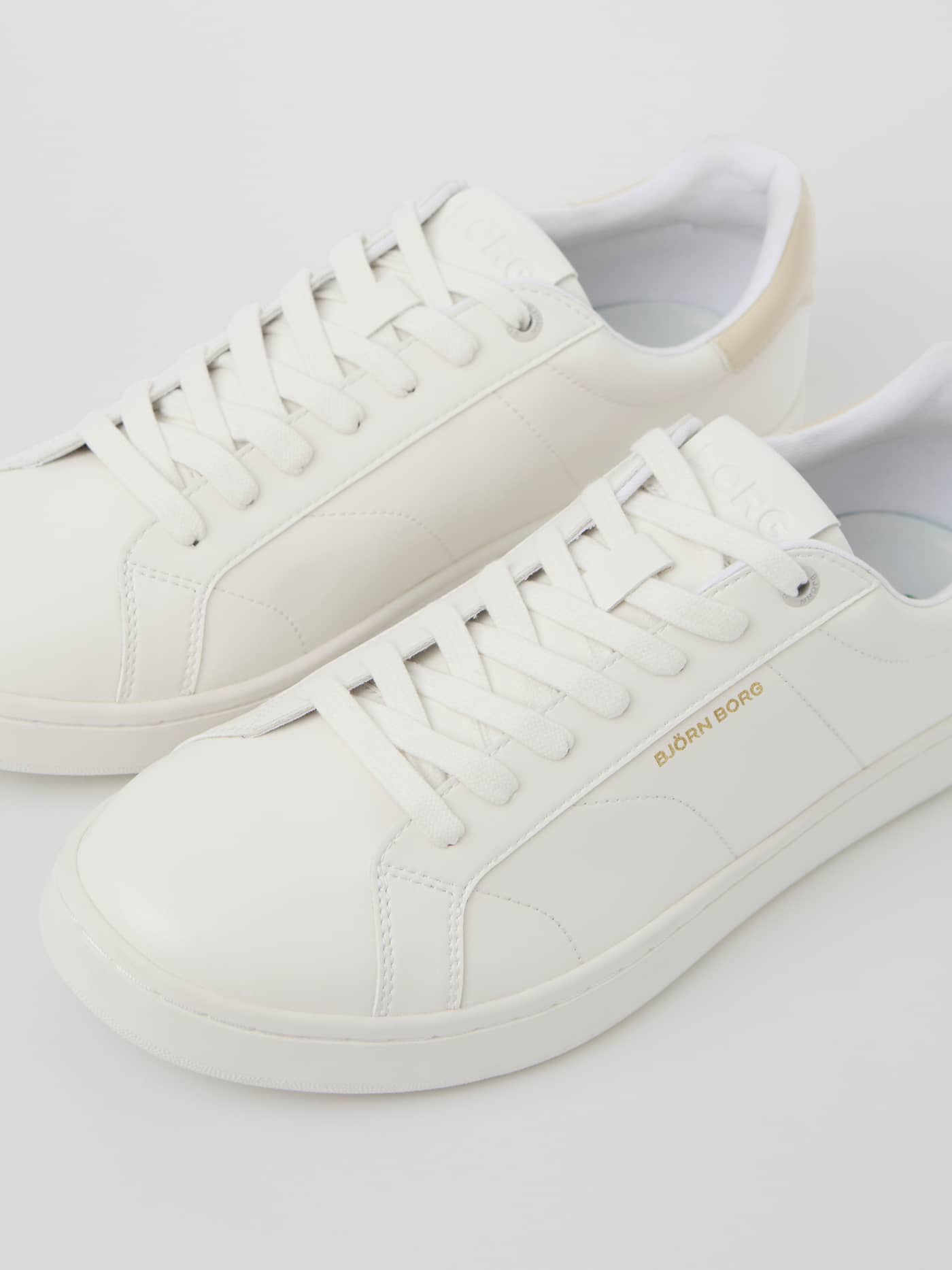 Unisex Deuce Sneakers i hvid i syntetisk læder med guldlogo og sand-detaljer i tennisinspireret stil set skråt. - Image 2