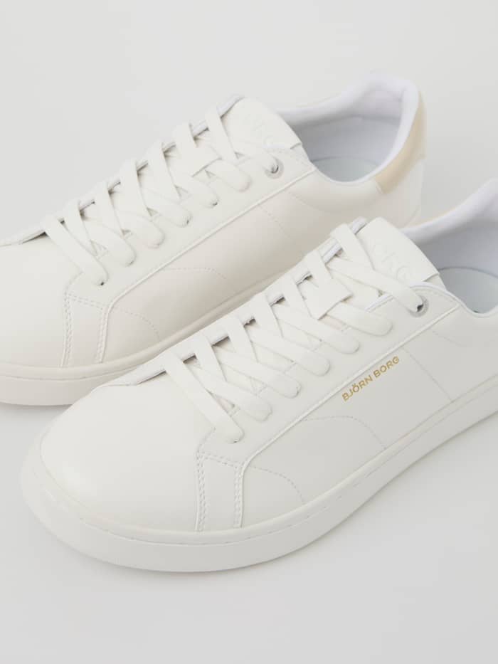 Witte Unisex Deuce Sneakers van synthetisch leer met zandaccenten, een gouden logo en tennisstijl, schuin vooraanzicht. - Image 2