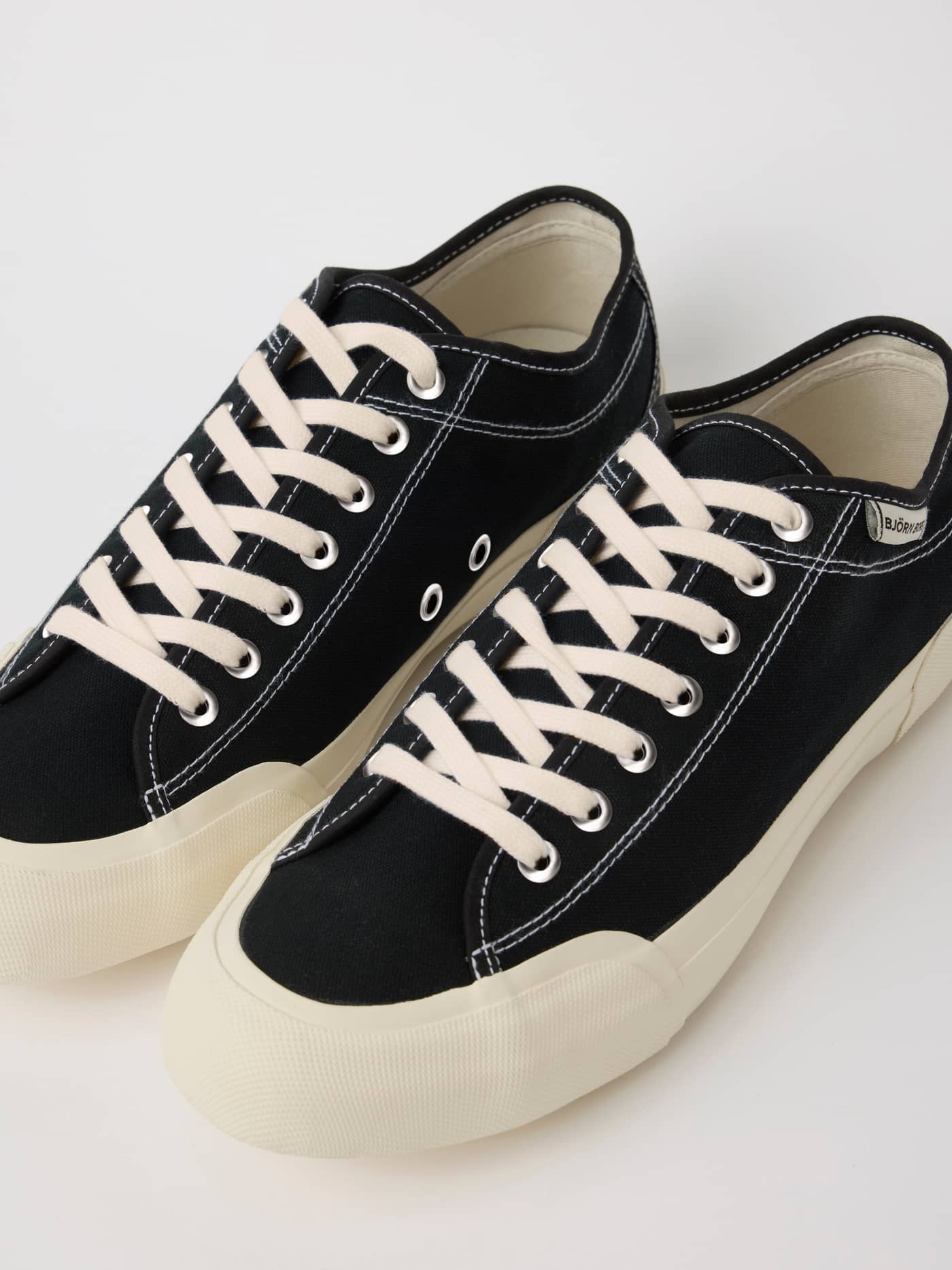 Unisex Smash Sneakers en Negro de lona de algodón de inspiración tenística con cordones crema y etiqueta con logo crema. - Image 2