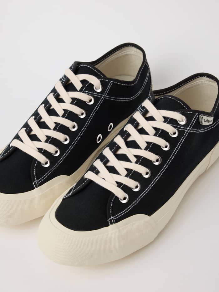 Zwarte Unisex Smash Sneakers van katoen canvas met tennisgeïnspireerde prestaties, crème veters en logo-label. - Image 2