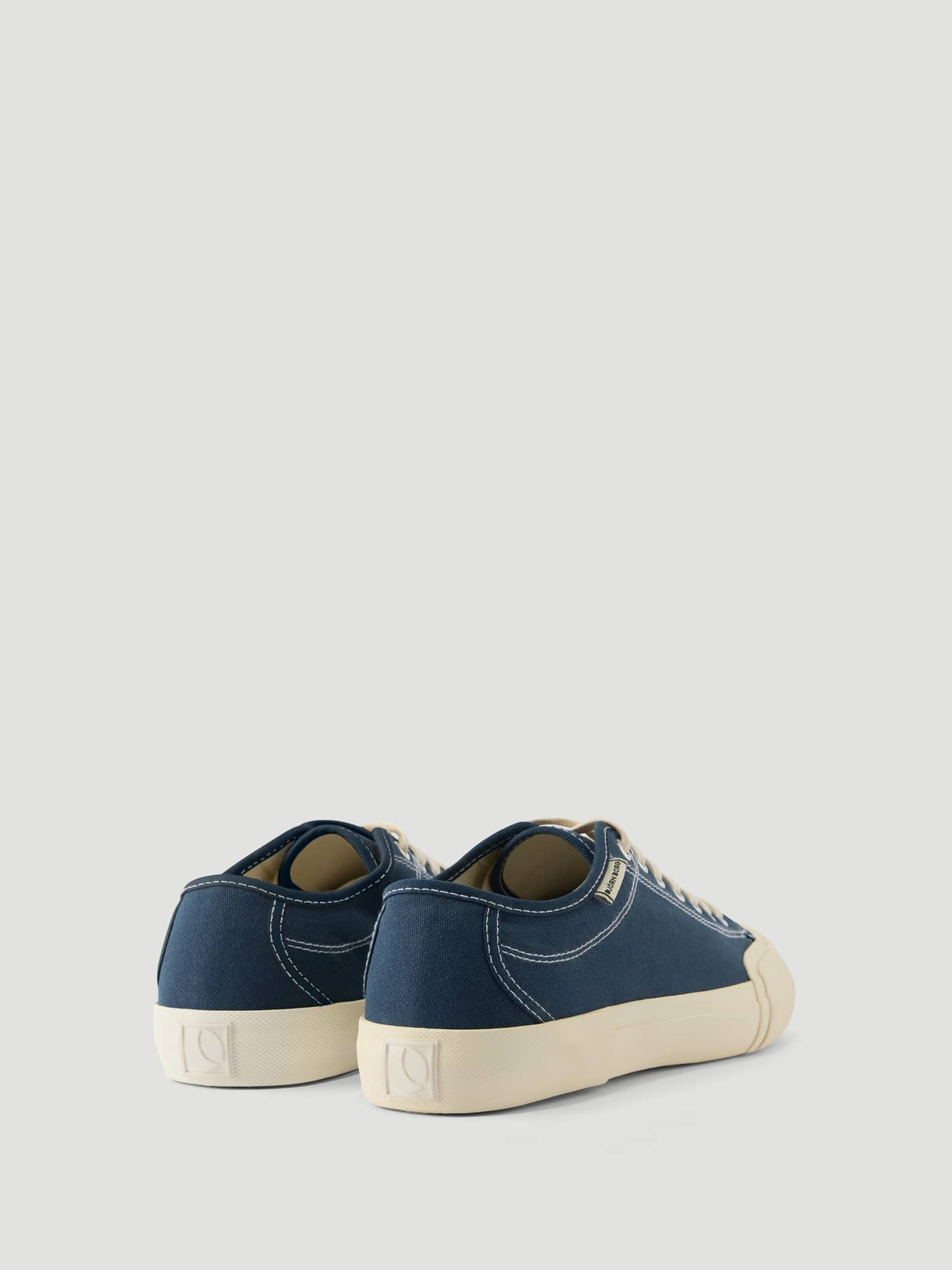 Blå Unisex Smash Sneakers set bagfra i tennisinspireret stil af 100% bomuldskanvas med cremefarvet logo. - Image 3