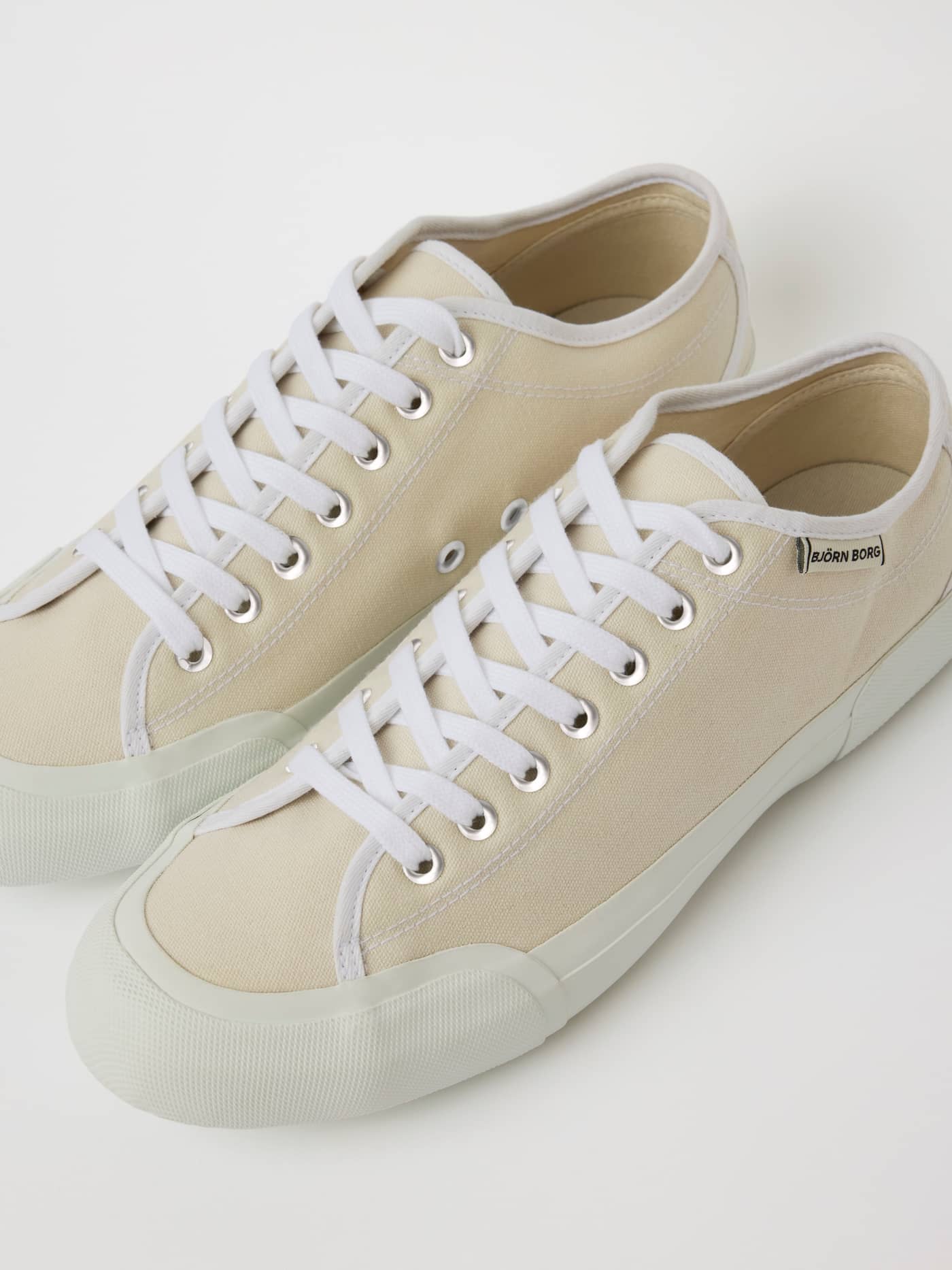 Diagonal view of the Björn Borg Unisex Smash Sneakers in Beige, featuring breathable cotton canvas for tennis style. - Image 2