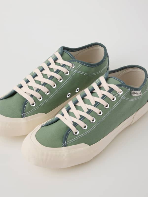 Vue de biais des Unisex Smash Sneakers vertes en toile de coton d'inspiration tennis alliant style et performance.