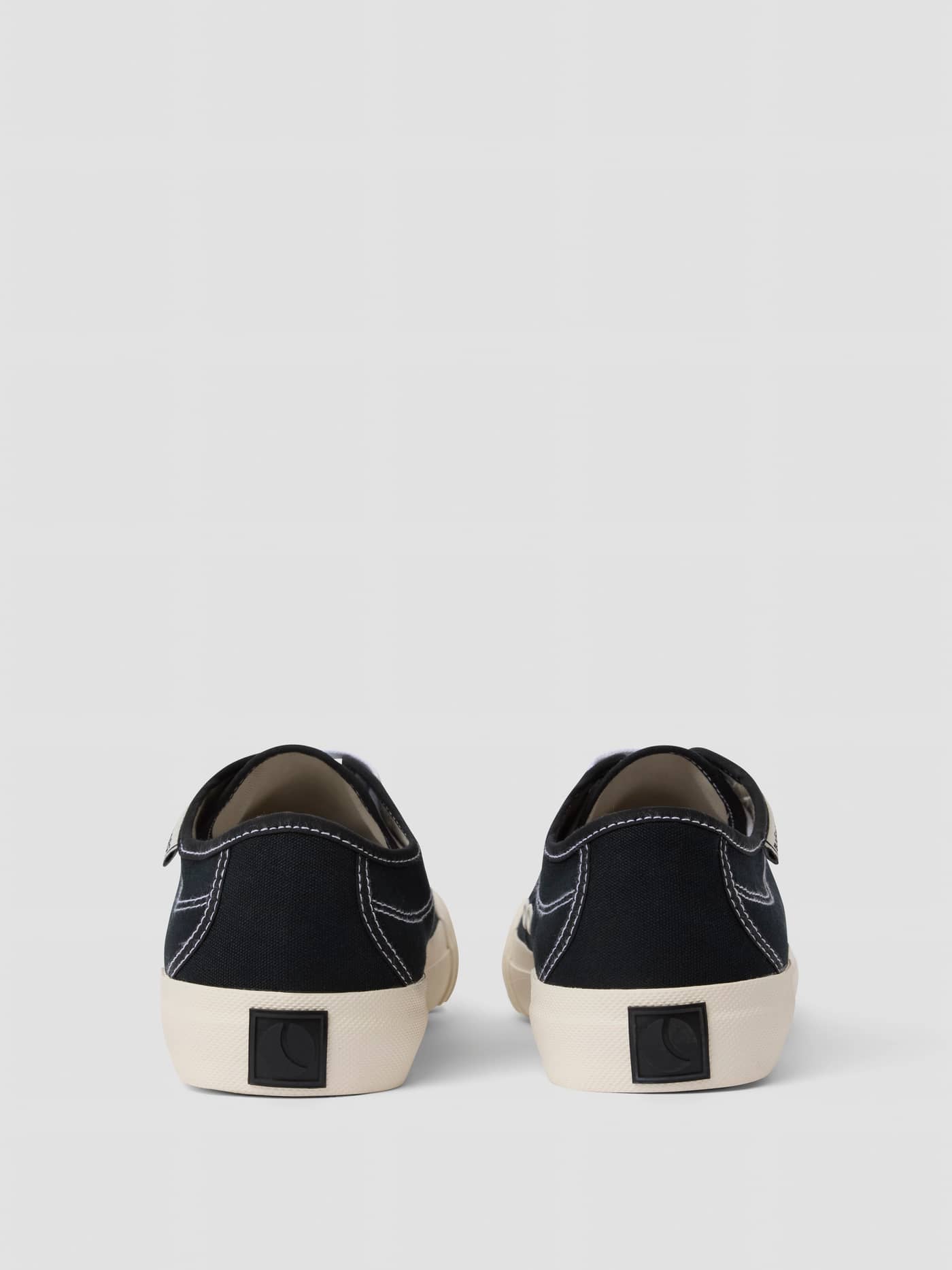 Vista posterior de las Unisex Smash Sneakers en negro de lona de algodón 100% con estilo de tenis y ajuste cómodo. - Image 3