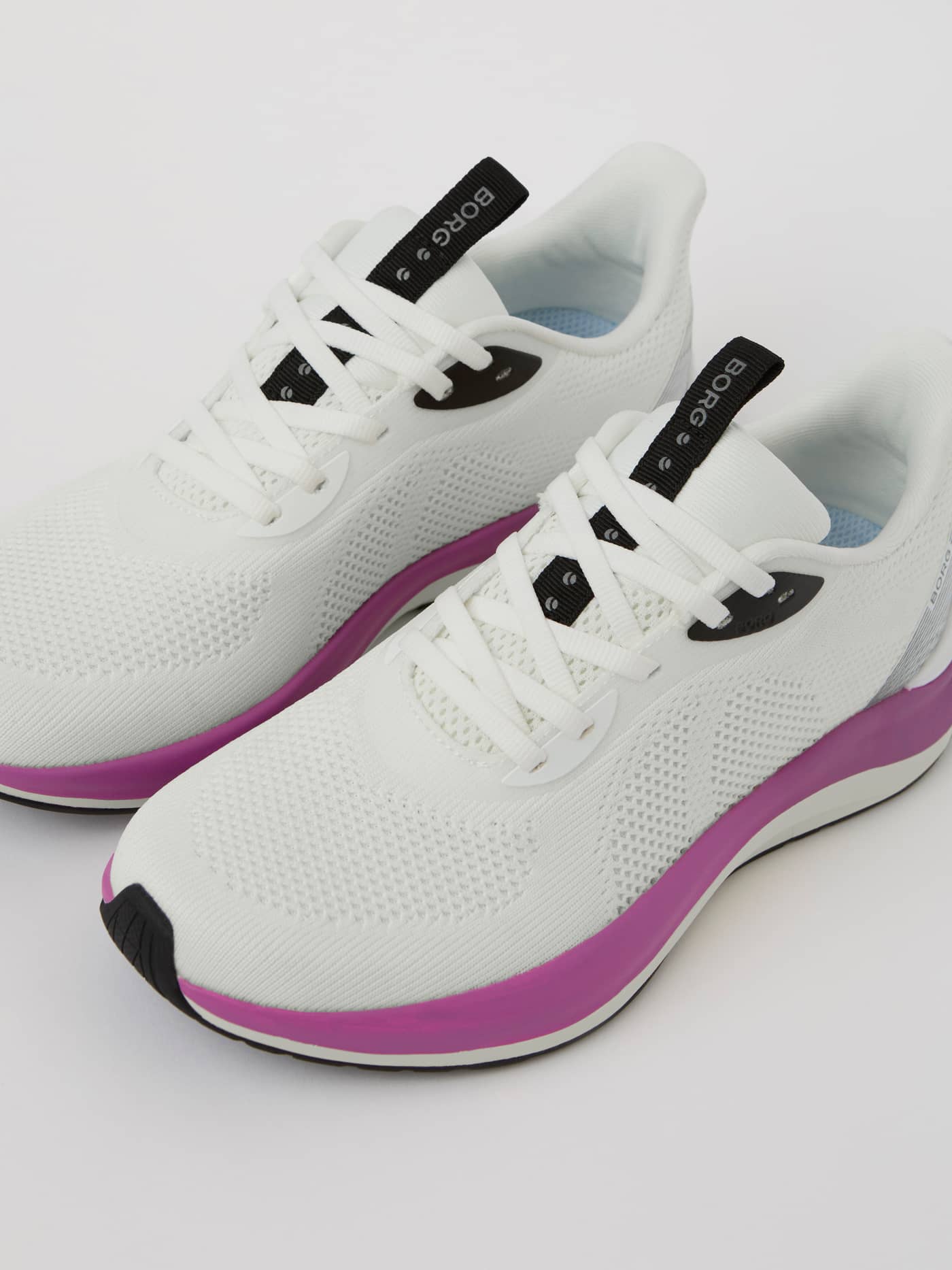 Unisex Ace Knit Sneakers in Weiß und Pink mit gestricktem Obermaterial und schwarzem Logo für Laufen, Tennis und Training. - Image 3