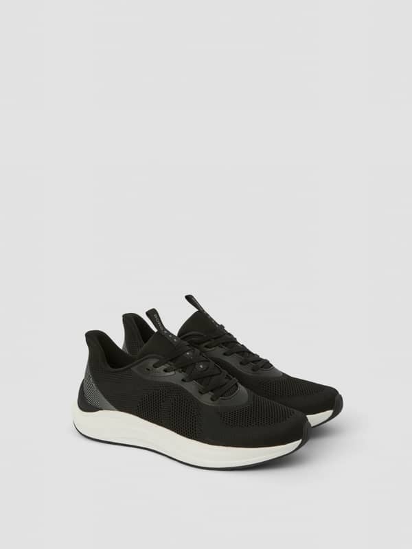 Vue de trois-quarts des Unisex Ace Knit Sneakers noirs en maille pour le running avec détails de logo gris.