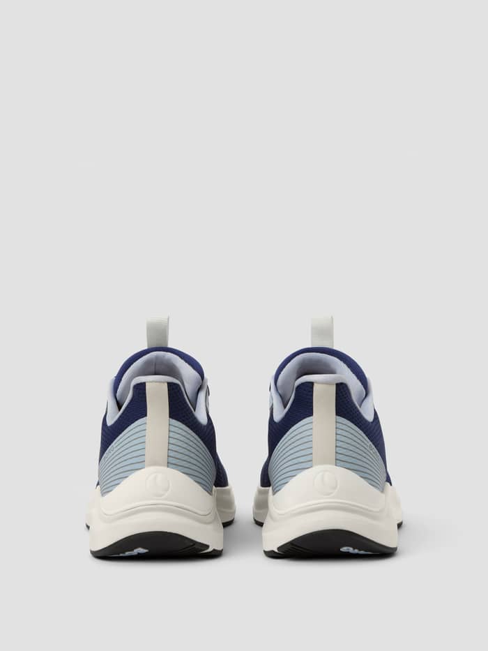 Achteraanzicht van de Björn Borg Unisex Ace Knit Sneakers in Navy met een flexibel gebreid bovenwerk voor hardlopen. - Image 3