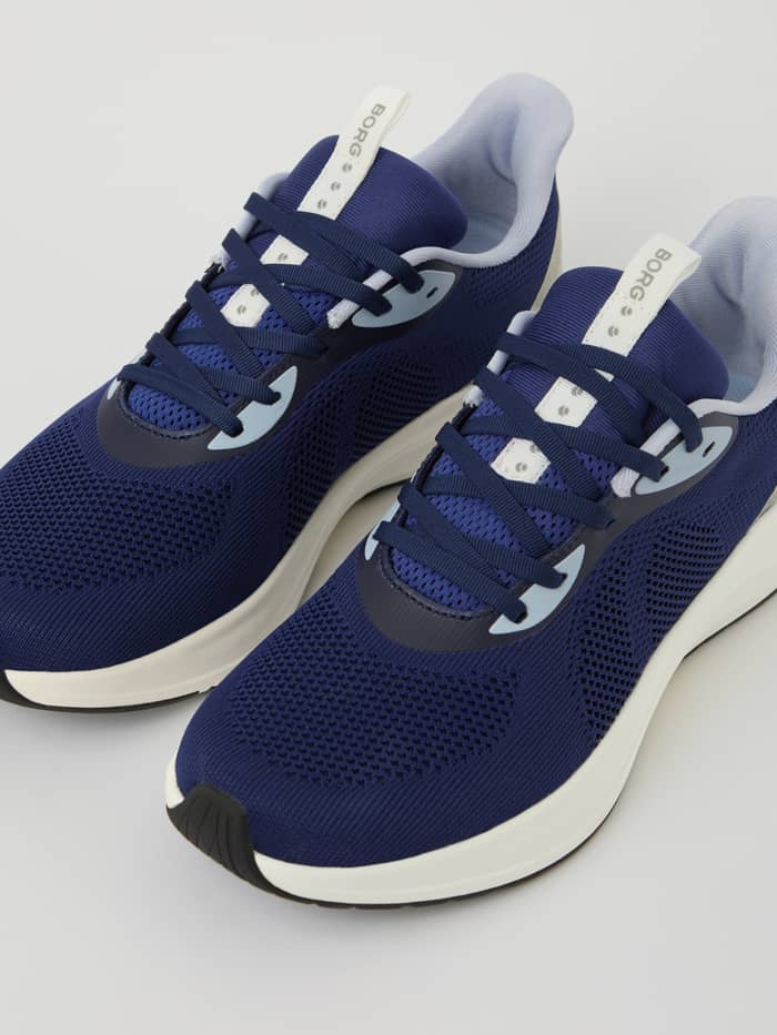 Navy Unisex Ace Knit Sneakers voor tennis en hardlopen met een gebreid bovenwerk en wit BORG-logo, vooraanzicht. - Image 2