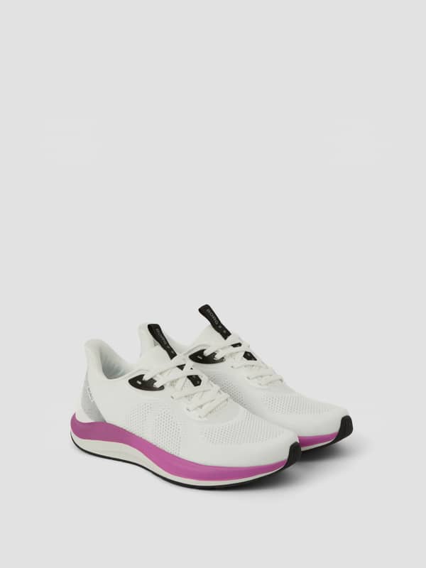 Unisex Ace Knit Sneakers en blanc et rose avec tige tricotée flexible pour le running et la performance.