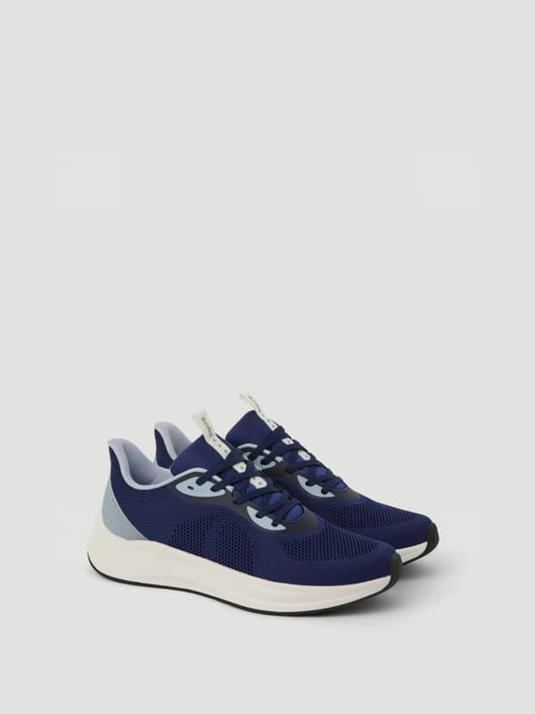 Unisex Ace Knit Sneakers bleu marine en maille flexible avec semelle blanche pour le style et le running.