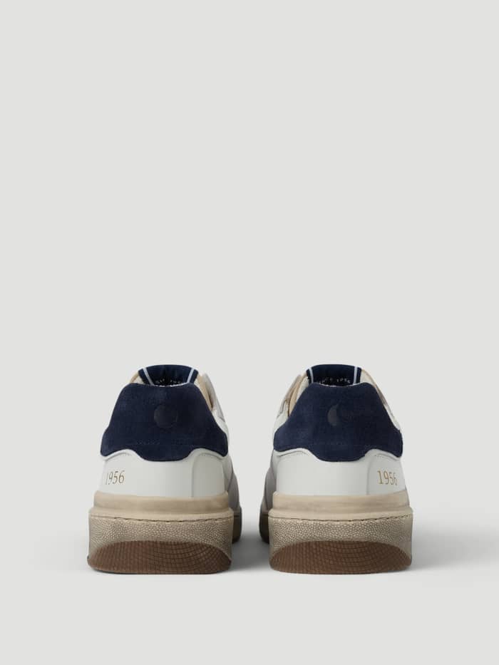 Achteraanzicht van de witte Men's Baseline 56 Sneakers van hoogwaardig leer met navy details voor functionele tennisstijl. - Image 3