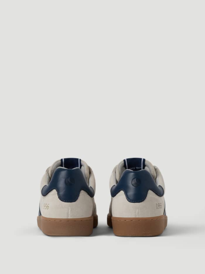 Achteraanzicht van de witte leren Björn Borg Women's Grace Leather 56 Sneakers met tennisdesign en navy logo. - Image 3