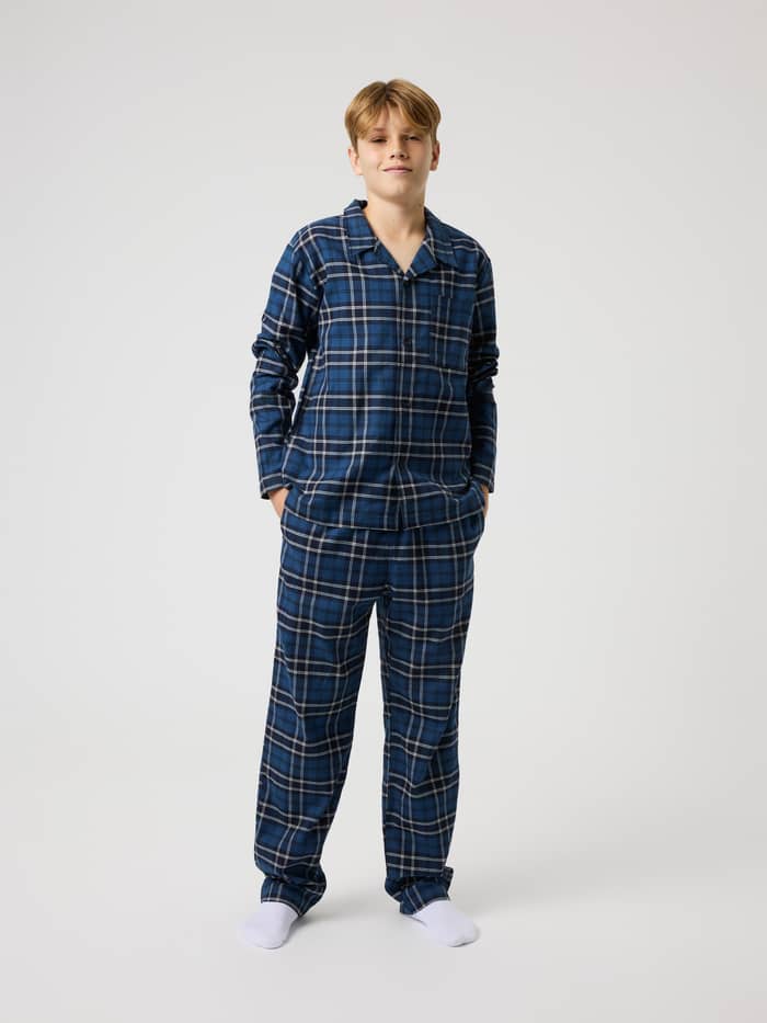 Core Flannel Pyjama Pants til børn i Forest Tartan 4 (Grøn) set forfra i fuld figur med et ternet mønster. - Image 4