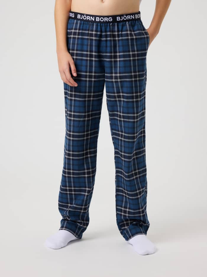 Kids Core Flannel Pyjama Pants i Forest Tartan 4 (Grøn) ternet flannel set forfra med hvidt logo på sort taljebånd. - Image 2